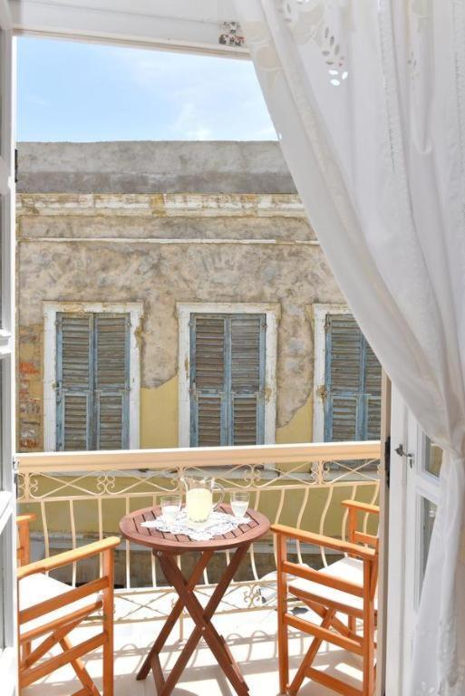 Oisyra Boutique Suites Ermoupoli Ngoại thất bức ảnh
