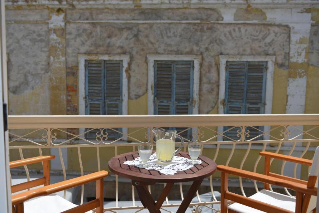 Oisyra Boutique Suites Ermoupoli Ngoại thất bức ảnh