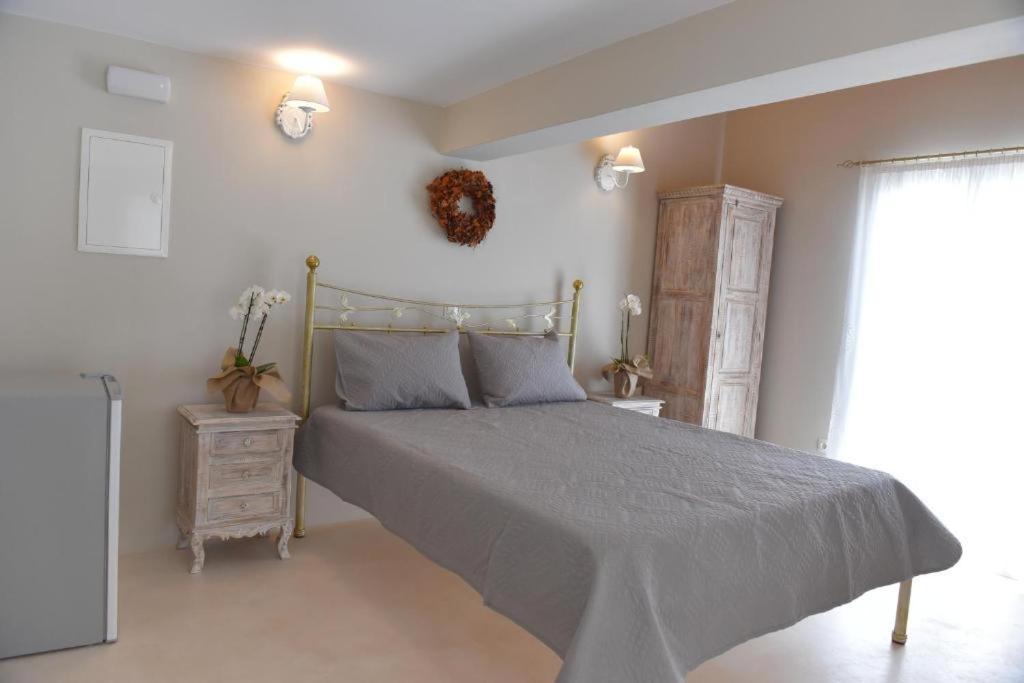 Oisyra Boutique Suites Ermoupoli Ngoại thất bức ảnh